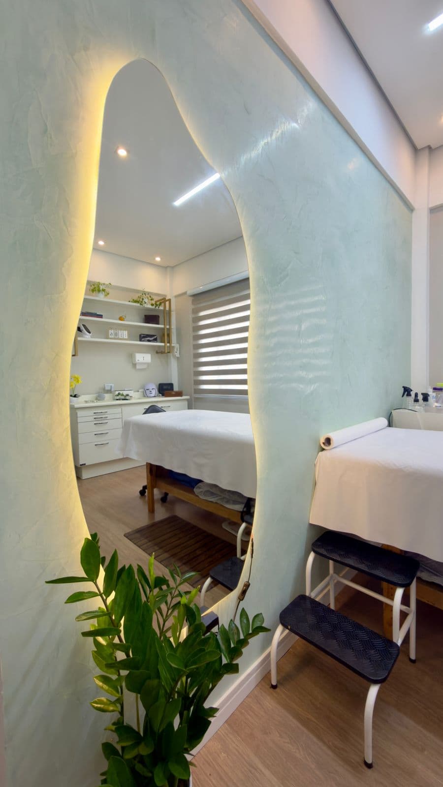 Ambiente da clínica A.S Estética com espelho